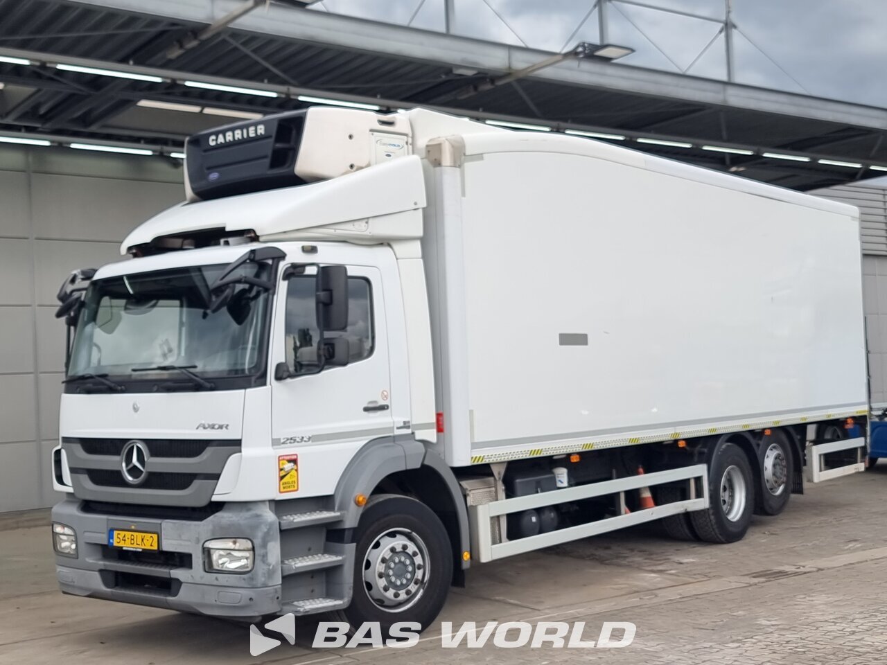 Front left : Mercedes Axor 2533 6X2 Solomon Camion frigorific