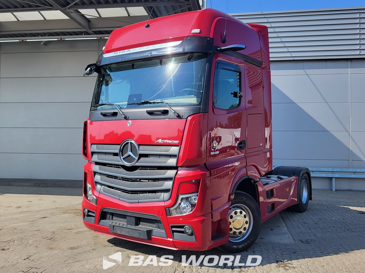 Front left : Mercedes Actros 1848 4X2 Cap tractor