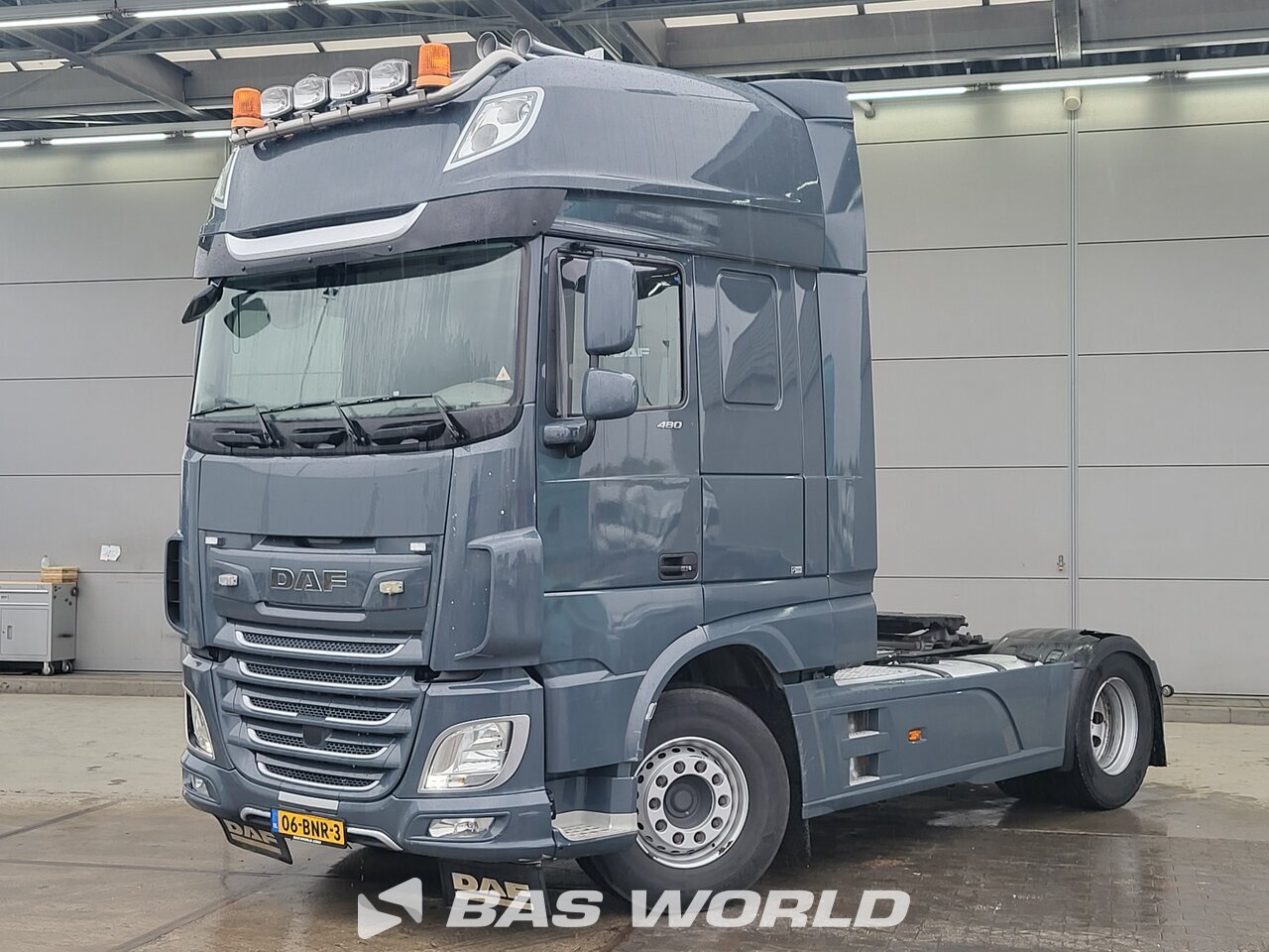 Front left : DAF XF 480 4X2 Cap tractor