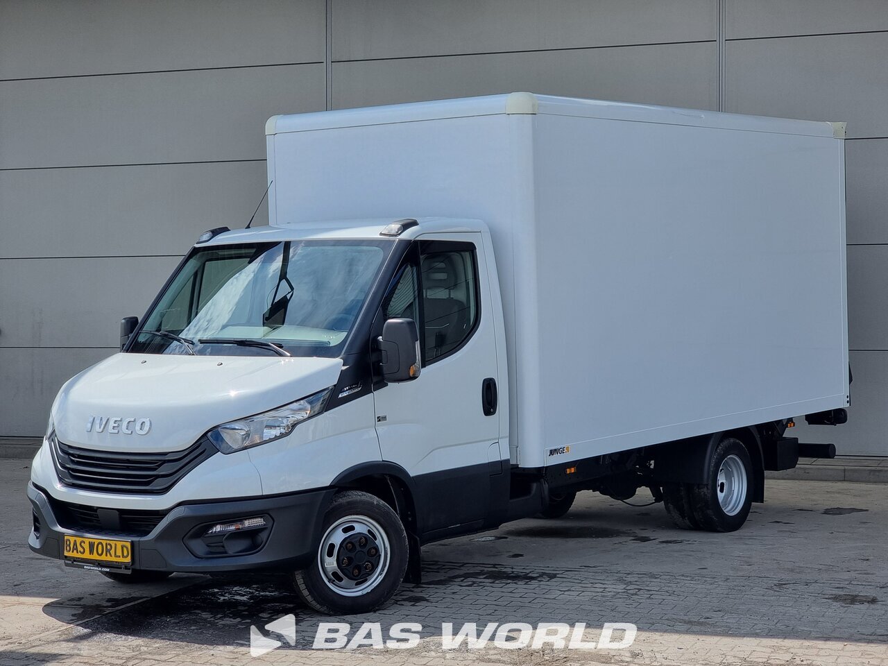 Front left : Iveco Daily 35C16 صندوق مغلق