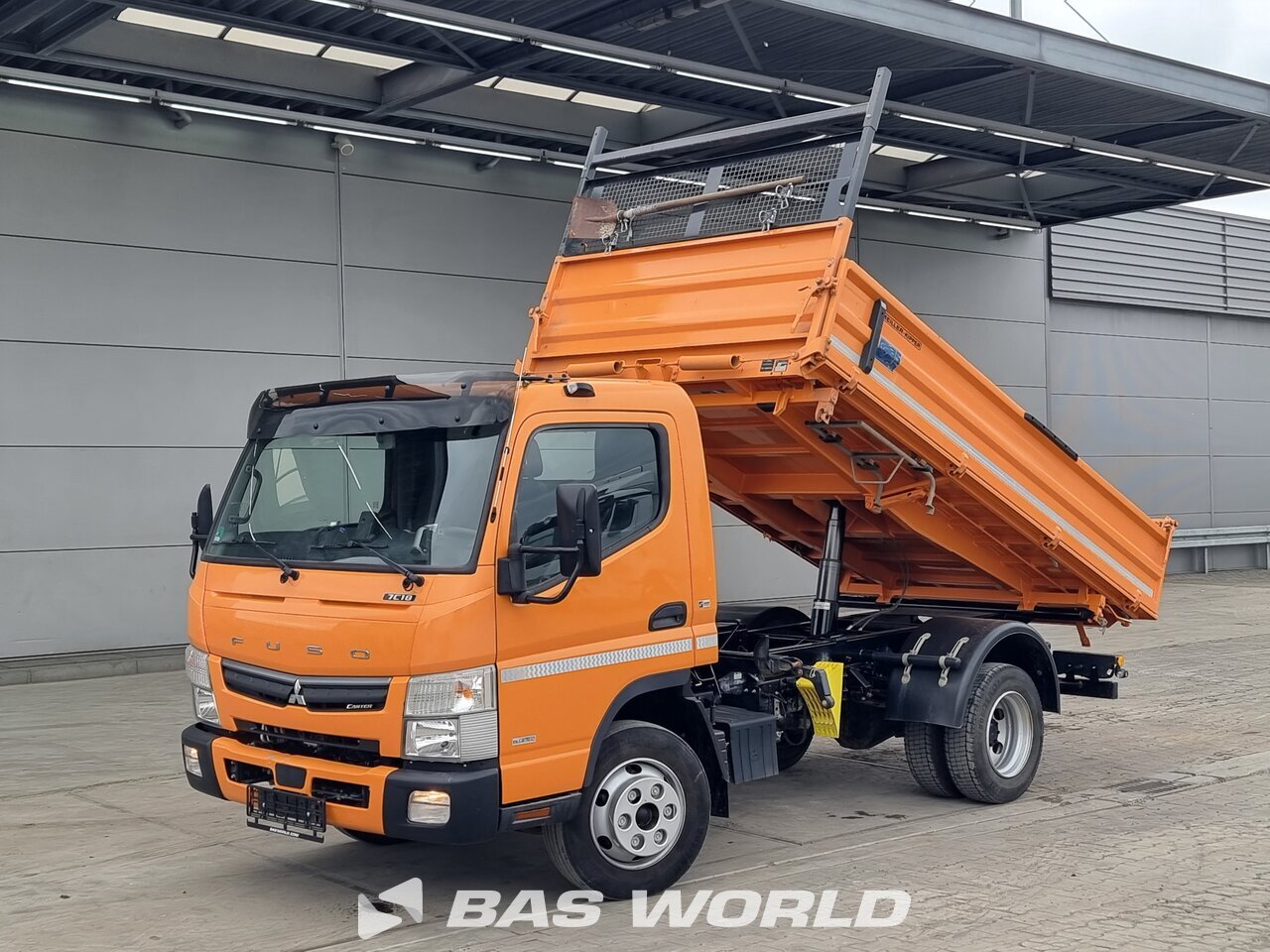 Front left : Fuso Canter 7C18 Basculantă