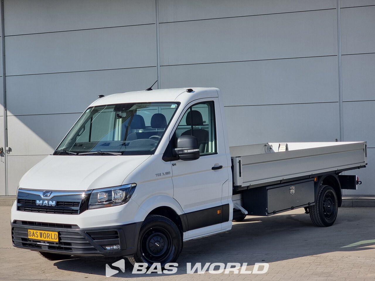Front left : MAN TGE 3.180 Deschis