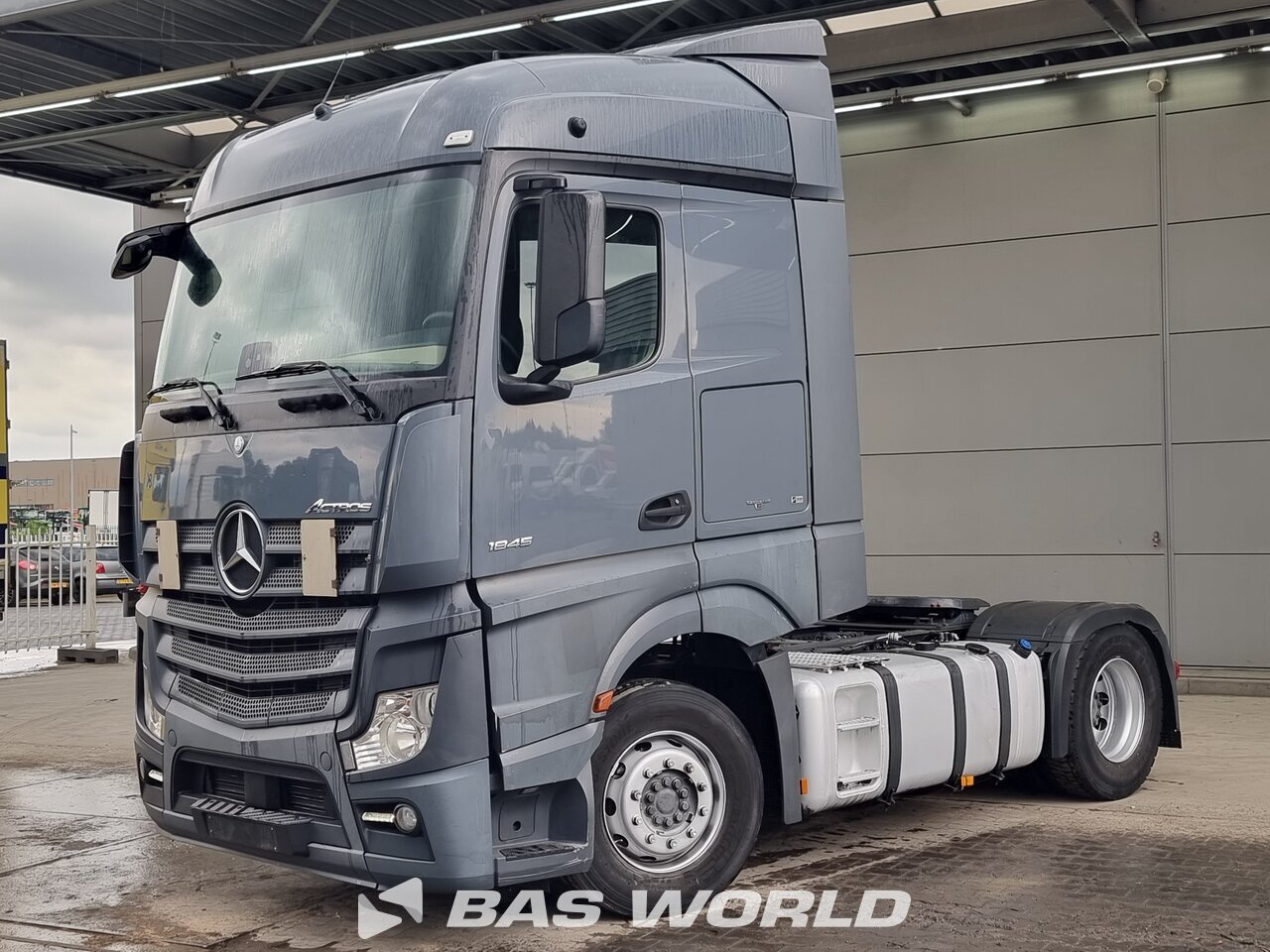 Front left : Mercedes Actros 1845 4X2 وحدات الجر