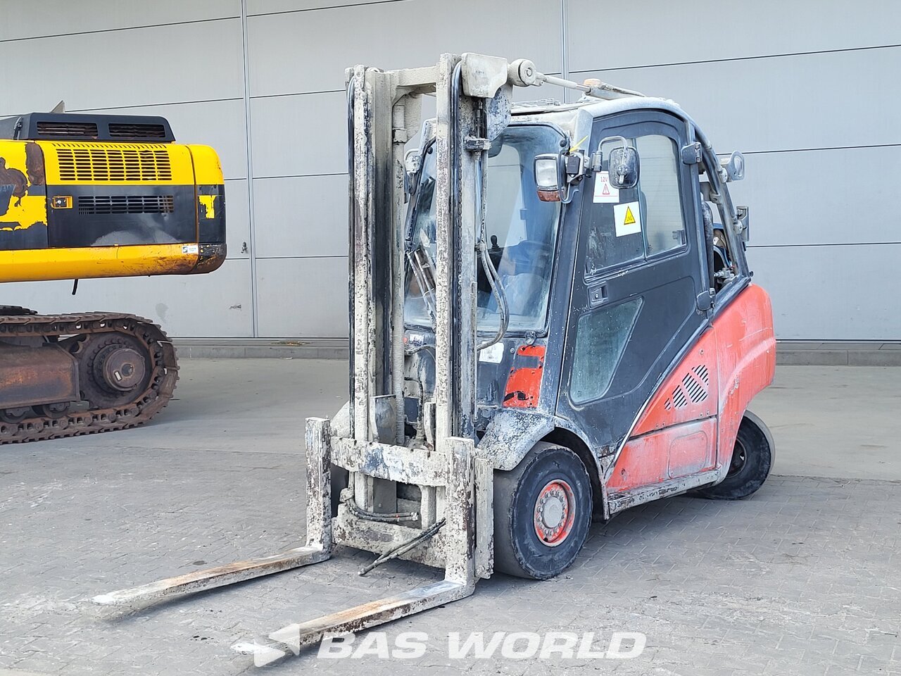 Front left : Linde Gaffeltruck