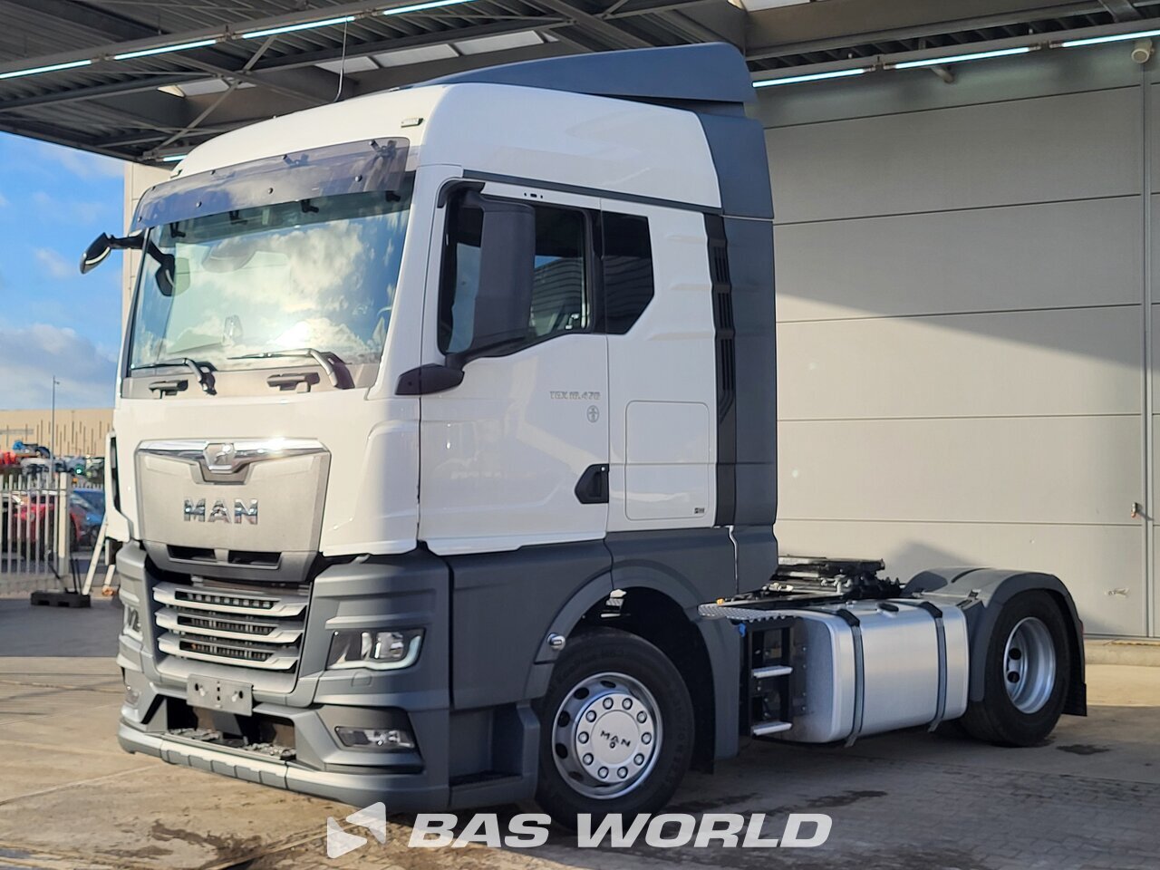 Front left : MAN TGX 18.470 4X2 Trekker