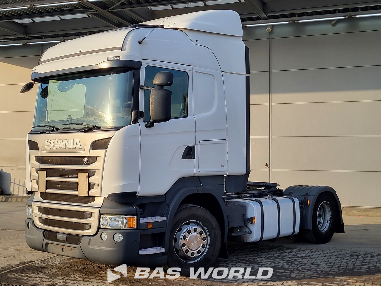 Front left : Scania R450 4X2 Trekker