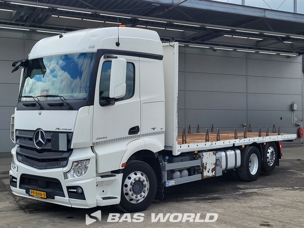 Front left : Mercedes Actros 2543 6X2 Flatbed trucks