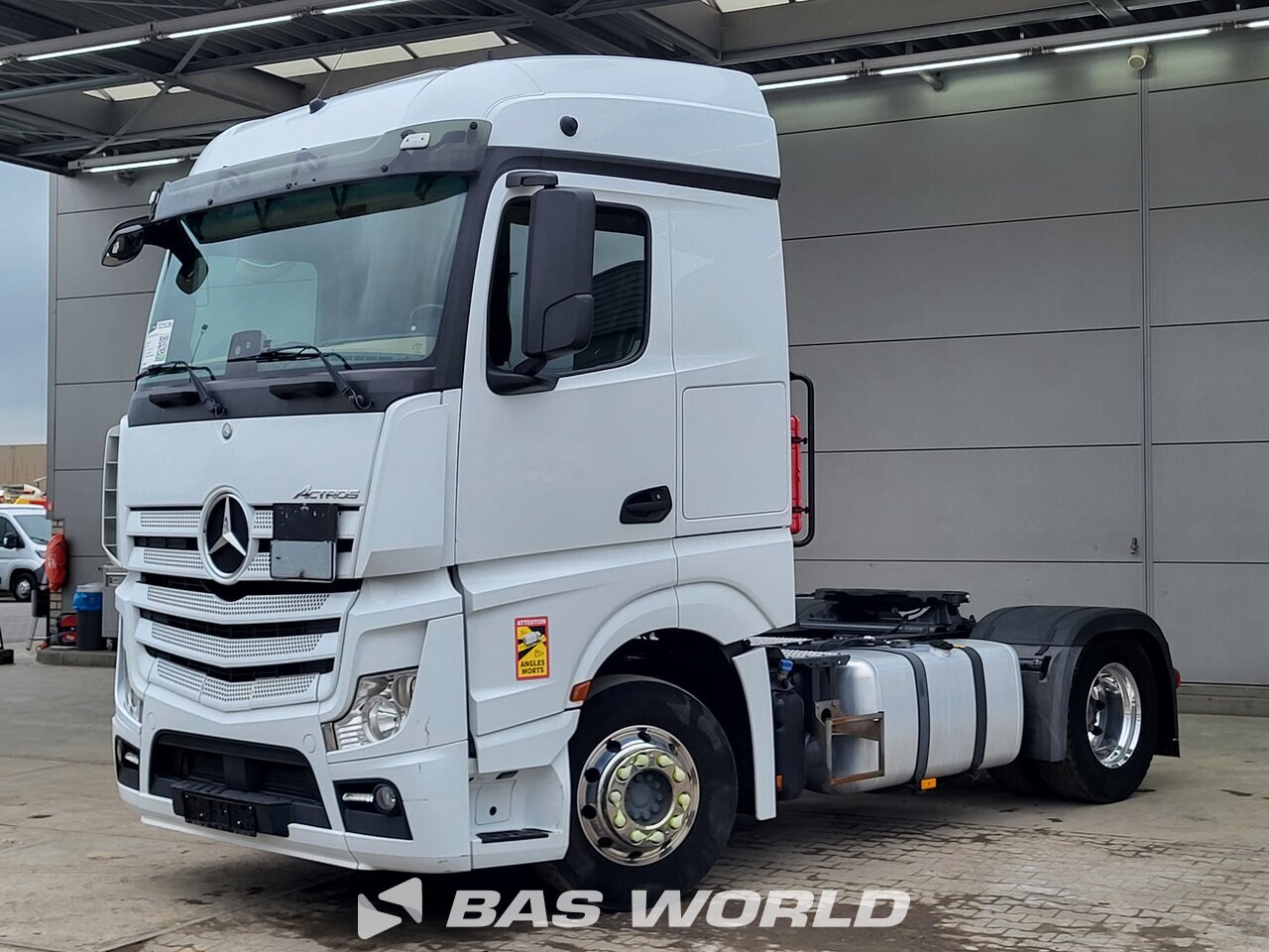 Front left : Mercedes Actros 1843 4X2 وحدات الجر