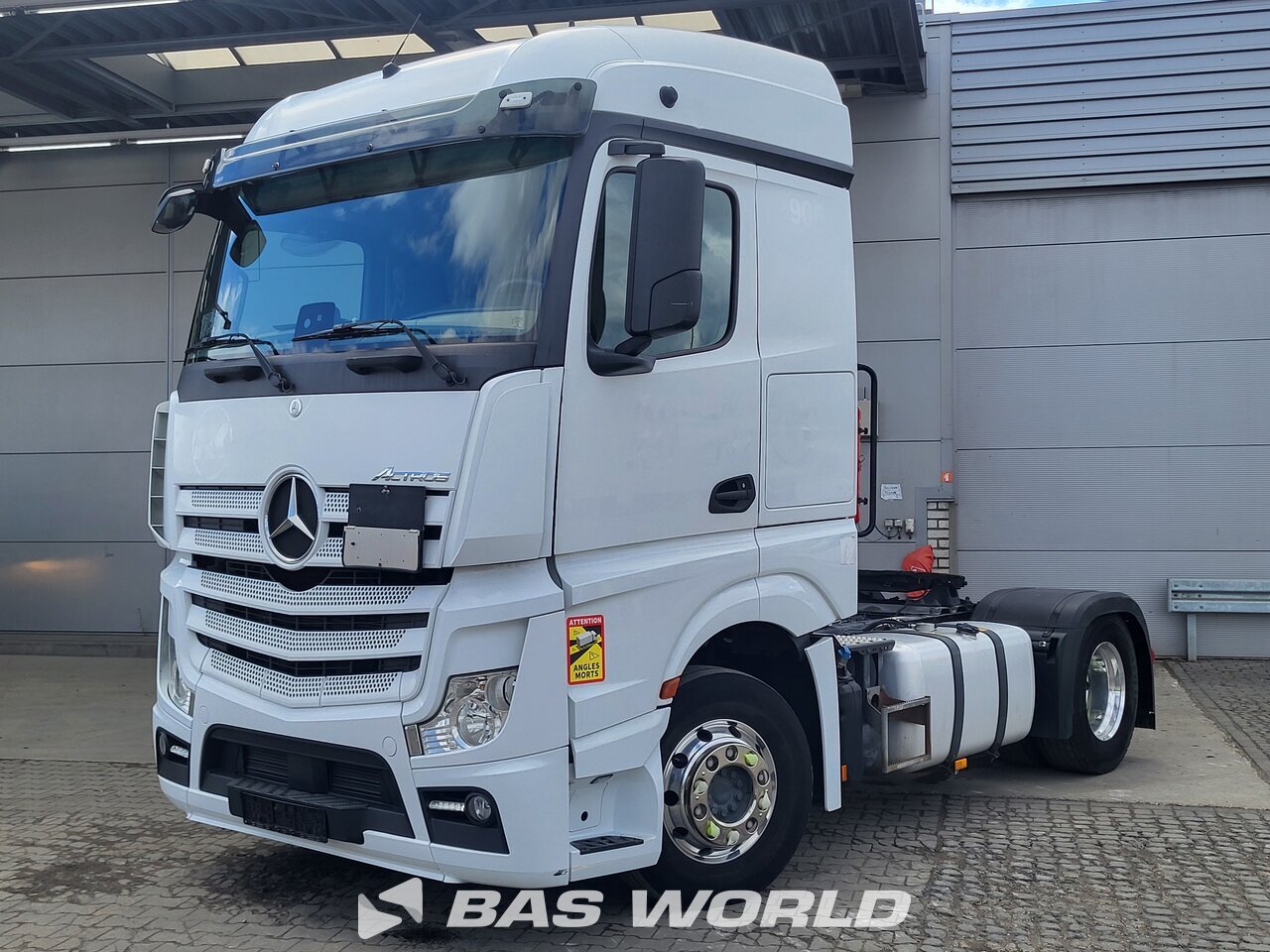 Front left : Mercedes Actros 1843 4X2 Trekker