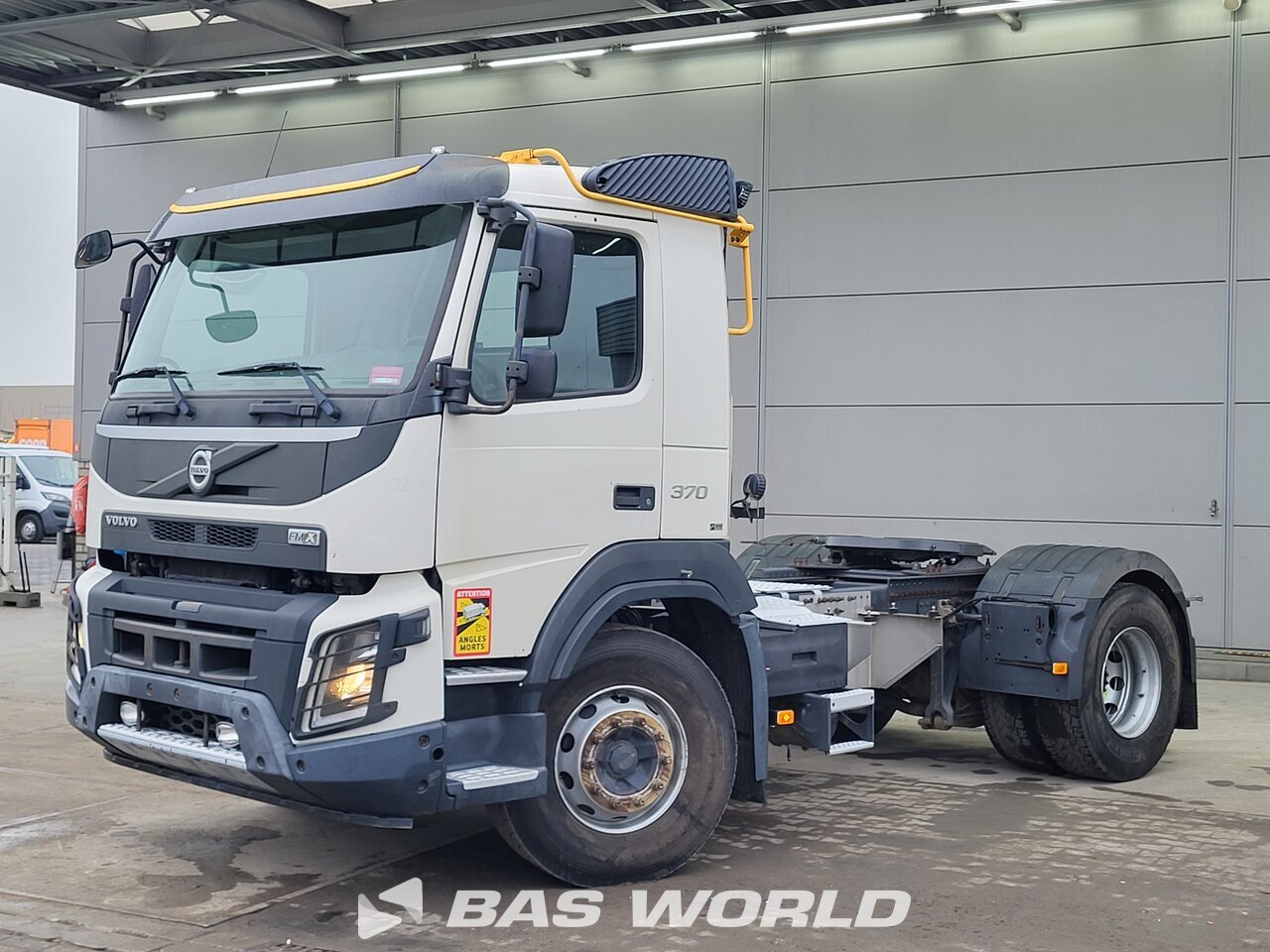 Front left : Volvo FMX 370 4X2 وحدات الجر