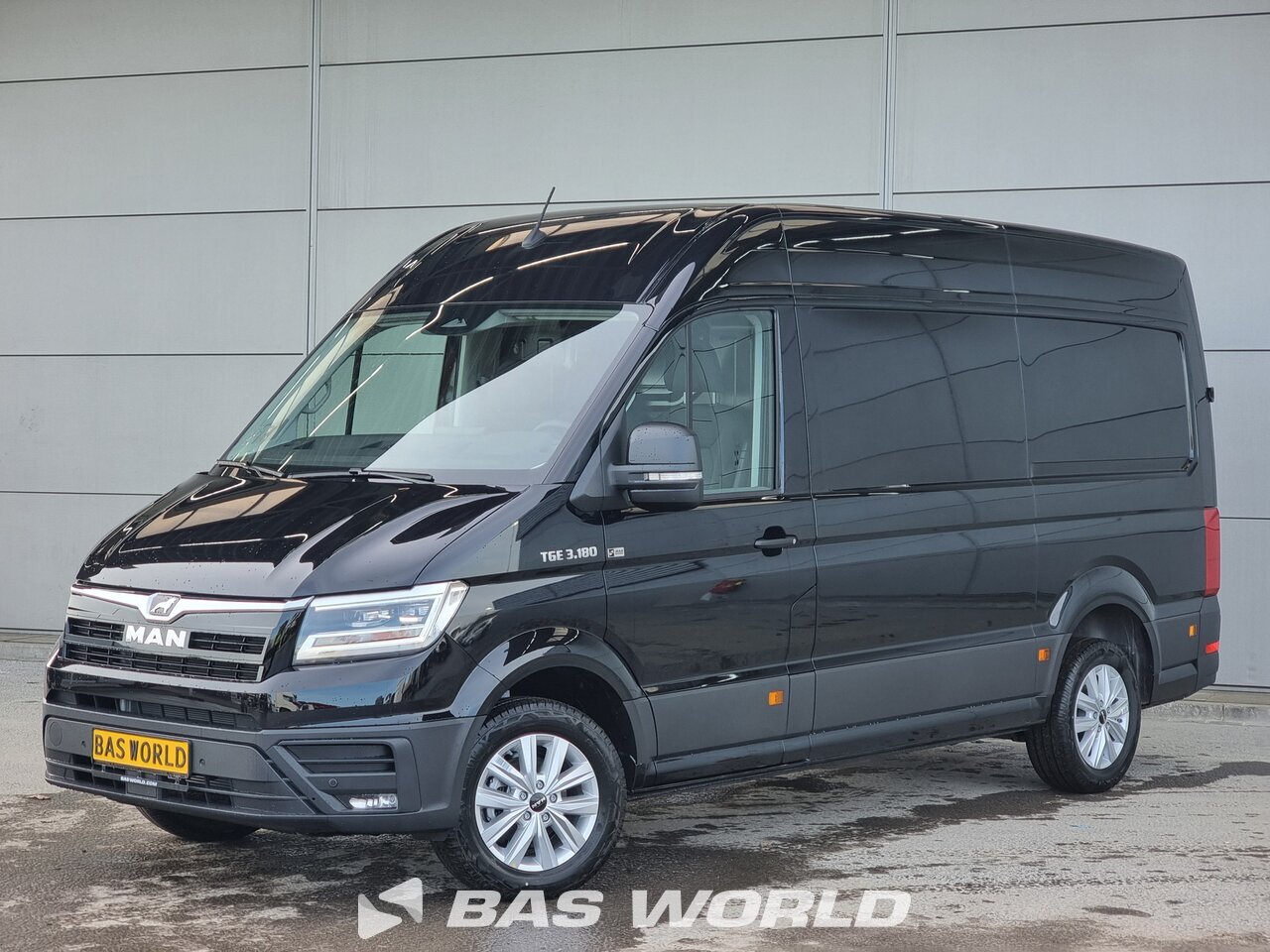 Front left : MAN TGE 3.180 Fourgons utilitaires