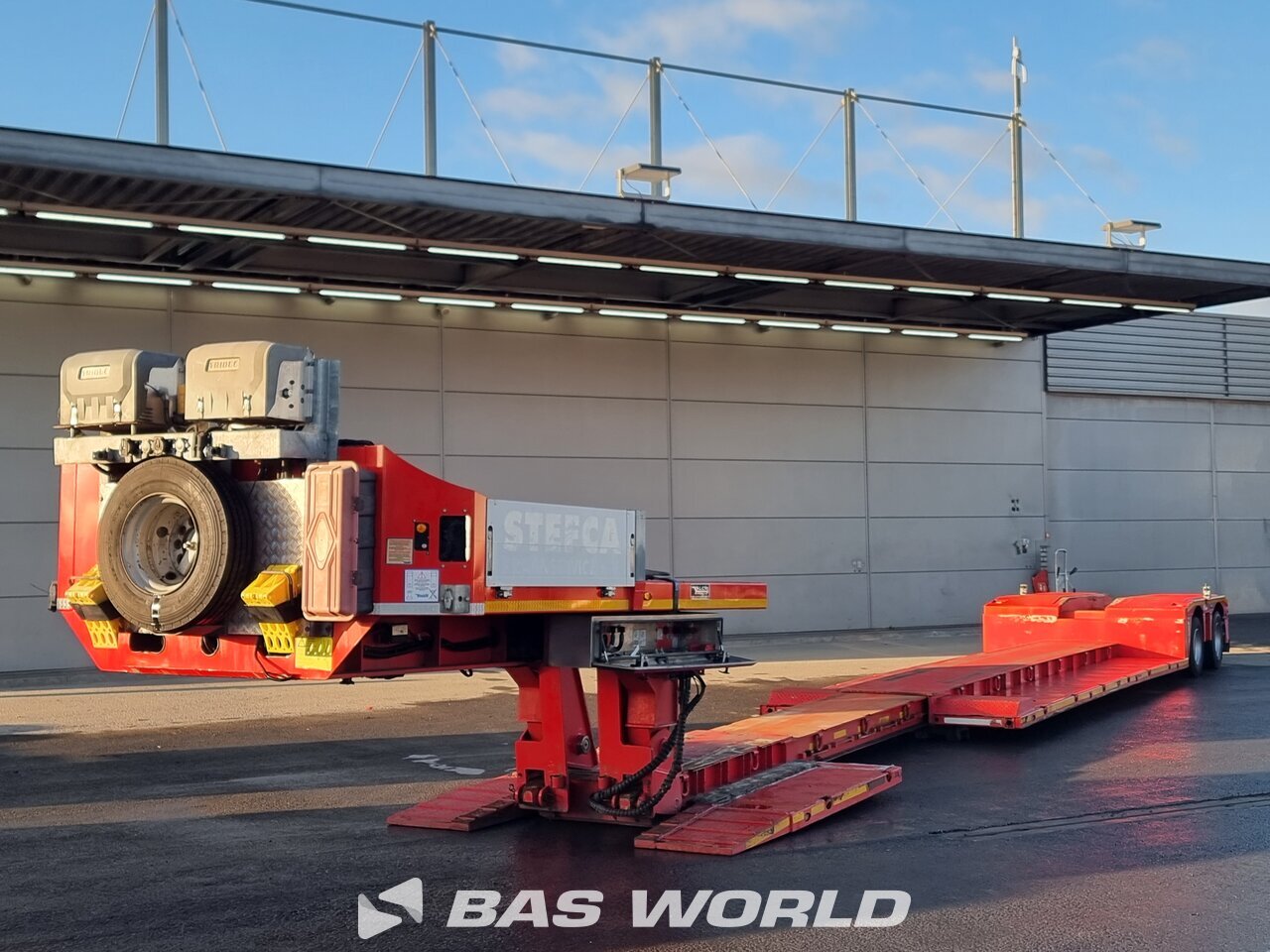 Front left : YALCIN Semi-remorques porte engins