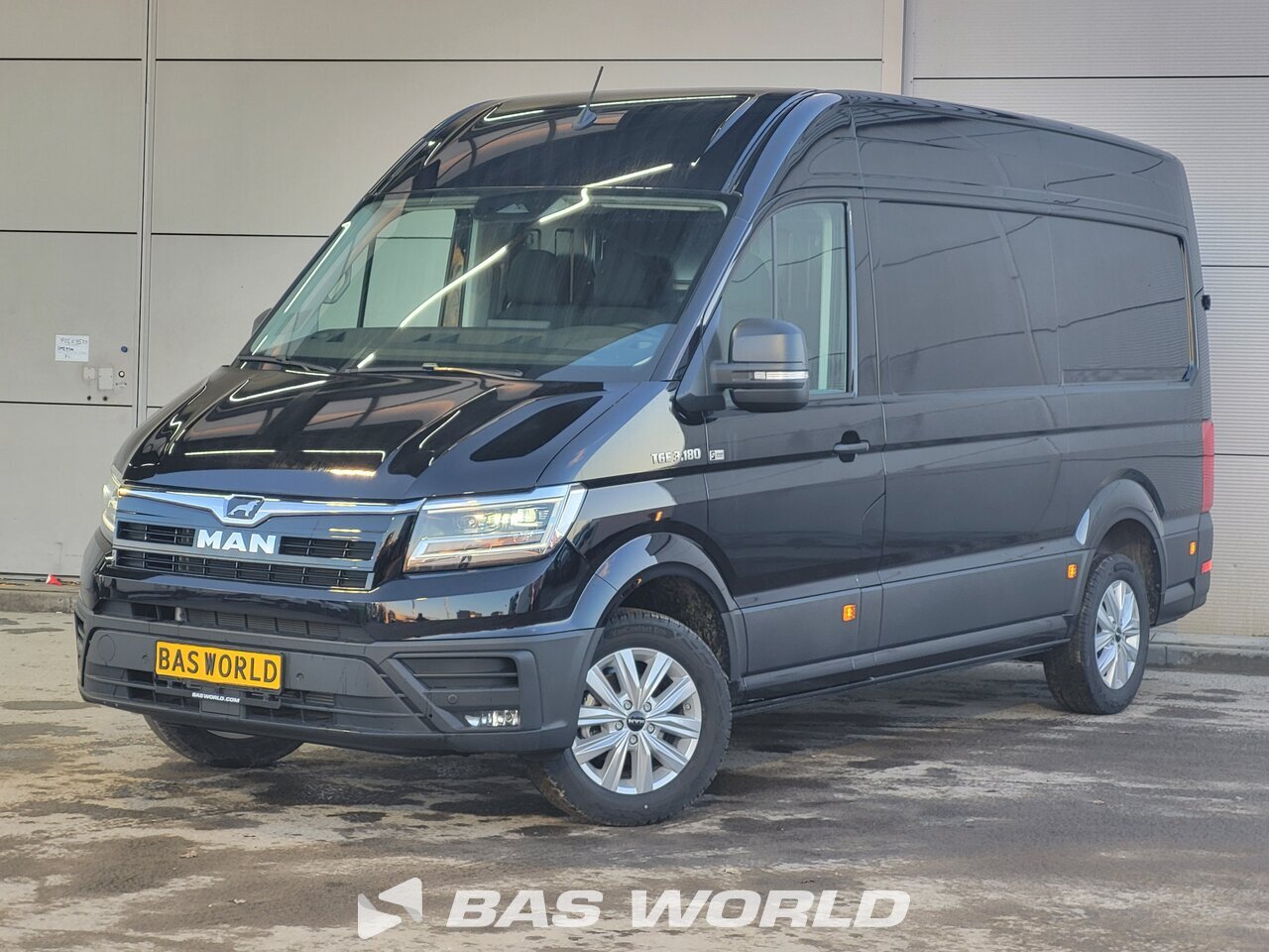 Front left : MAN TGE 3.180 Fourgons utilitaires