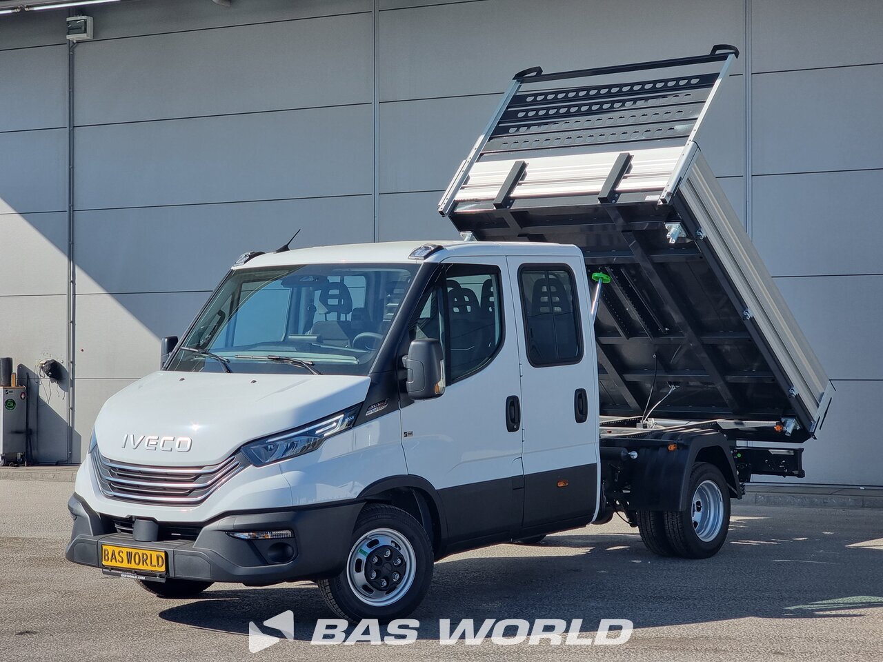 Front left : Iveco Daily 35C21 Benne