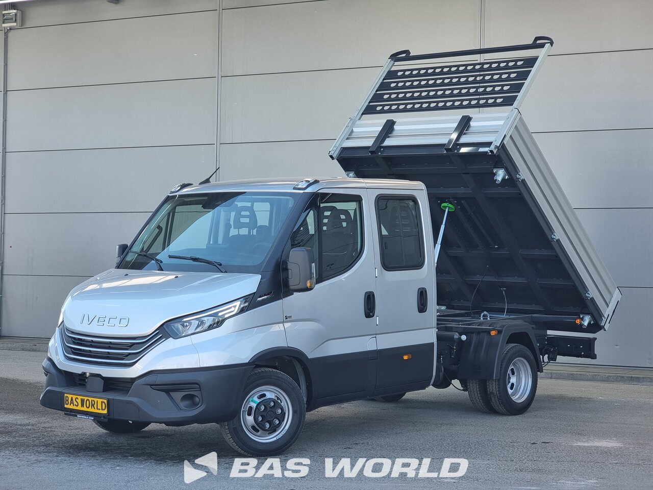 Front left : Iveco Daily 35C21 Benne