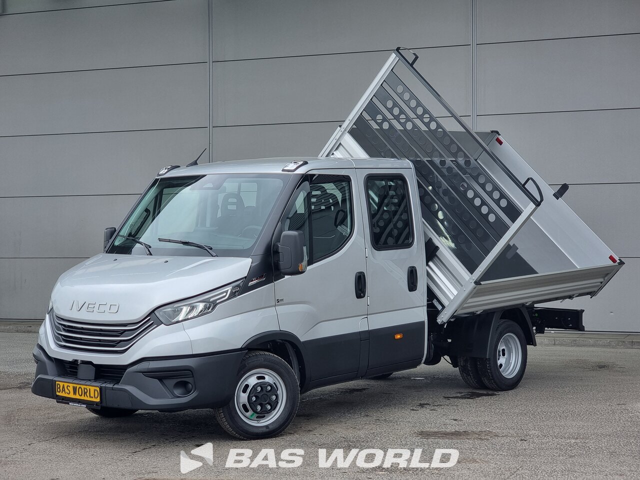 Front left : Iveco Daily 35C21 Benne