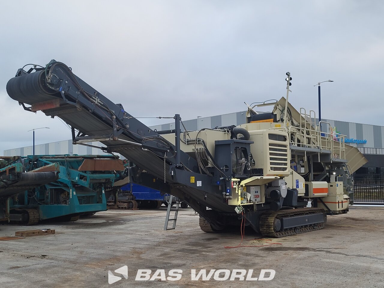 Front left : Metso Concasseur