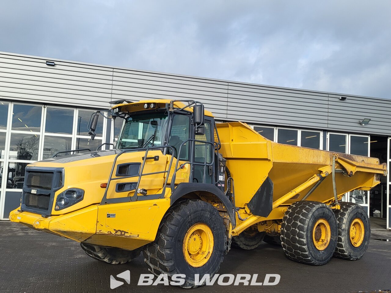 Front left : Bell B30 E Tombereau