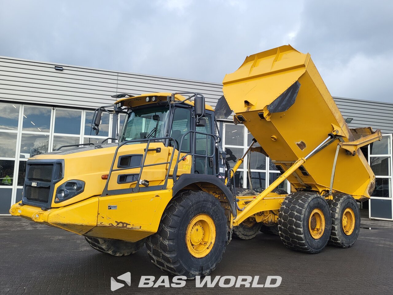 Front left : Bell B30 E Tombereau