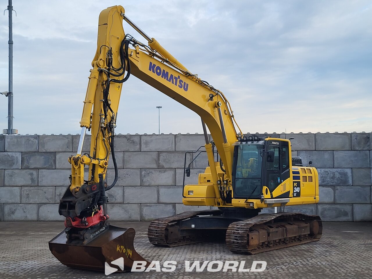 Front left : Komatsu PC240 LC-11 Pelle sur chenilles