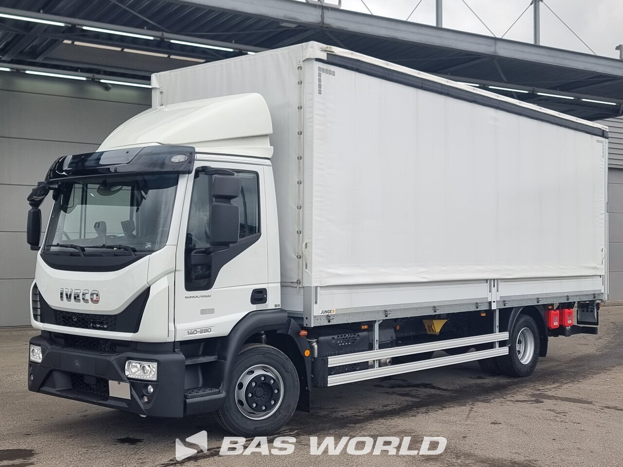 Front left : Iveco Eurocargo 140E280 4X2 Junge Type: MNPTSP-073LB Camion rideaux coulissants