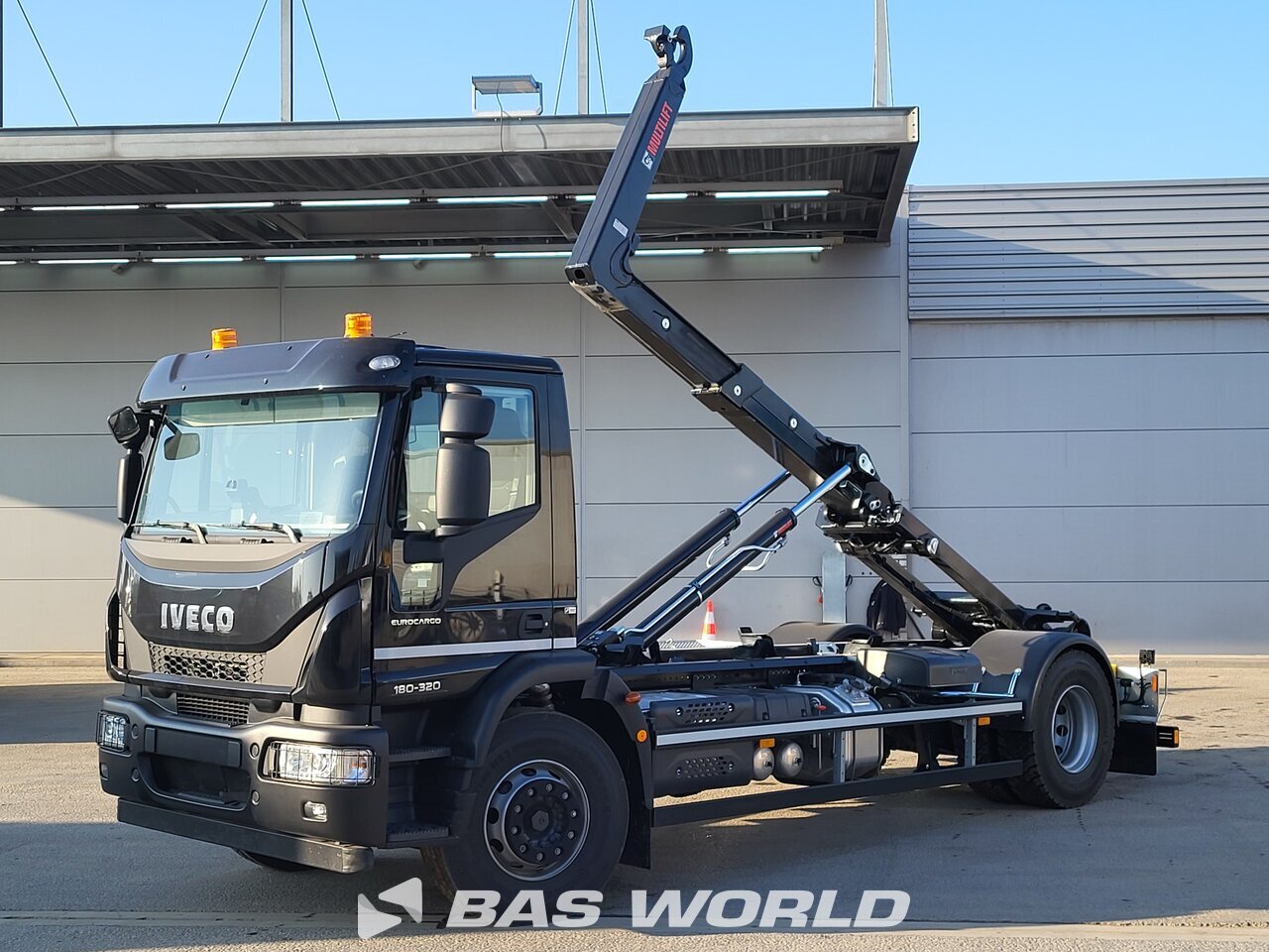 Front left : Iveco Eurocargo 180E320 4X2 Multilift  Type: ULT14S51-W-ITF camion à bras