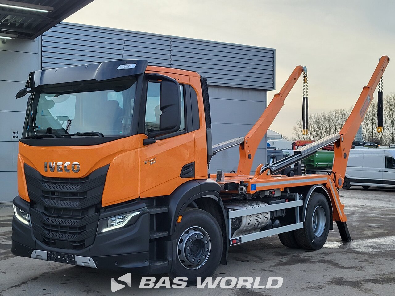 Front left : Iveco X-Way 360 4X2 HIAB Type: FTR12 SFFBF Camion à benne basculante