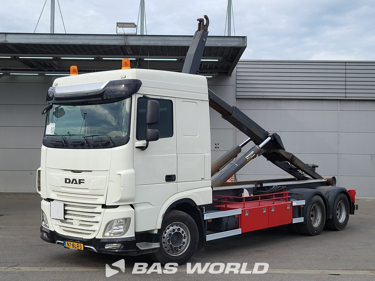 Front left : DAF XF 480 6X2 VDL S25-6400 camion à bras