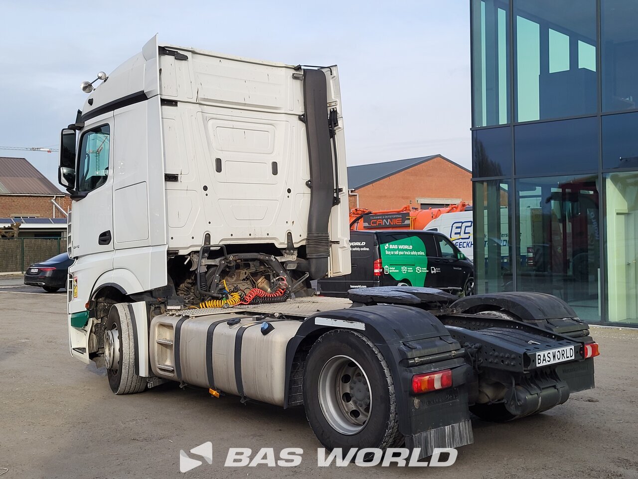 Back left : Mercedes Actros 1942 4X2 Tracteur routier