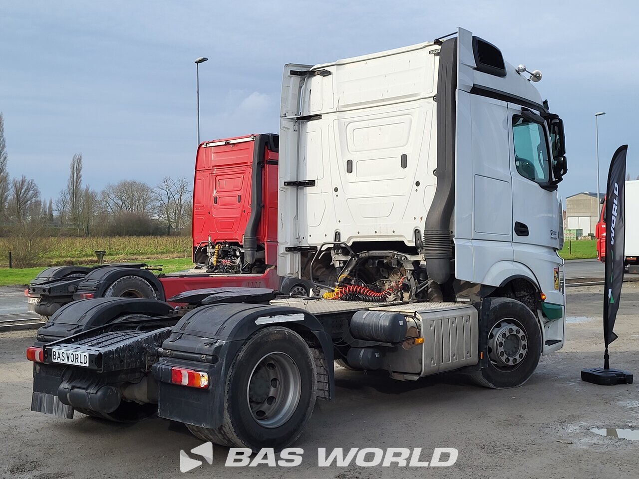 Back right : Mercedes Actros 1942 4X2 Tracteur routier