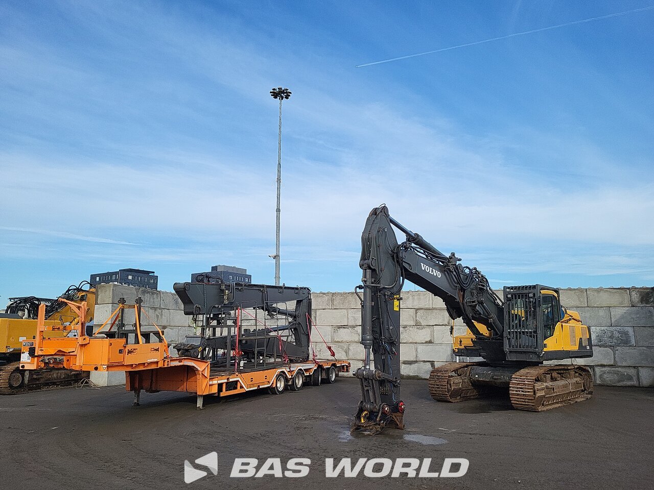 Front right : Volvo EC380 DHR Pelle sur chenilles