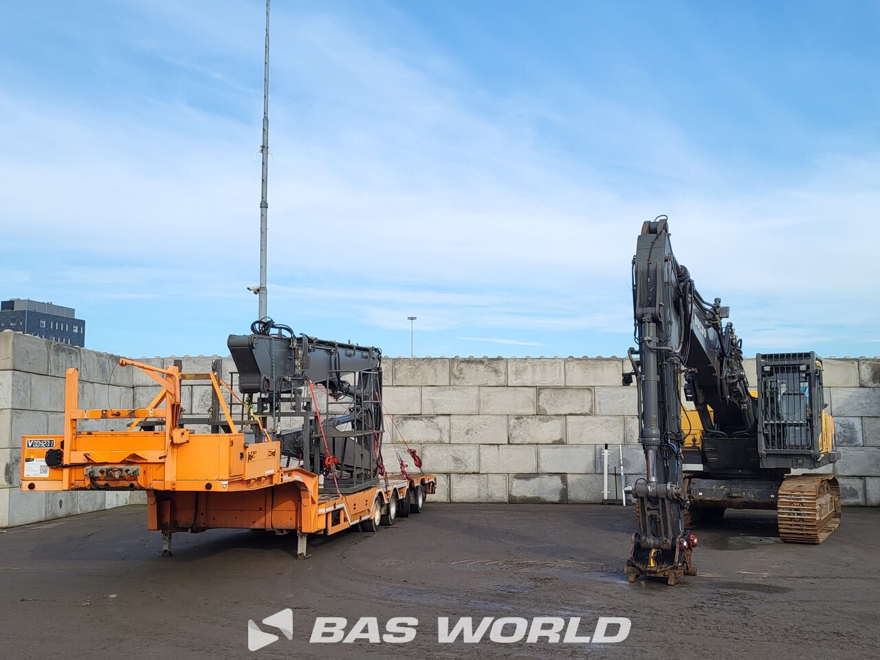 Front left : Volvo EC380 DHR Pelle sur chenilles