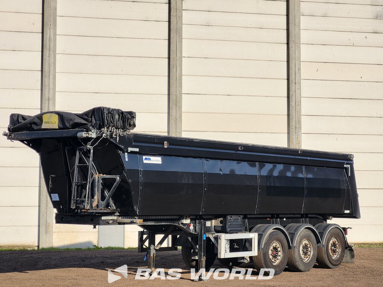 Front left : MOL Semi-remorque Benne