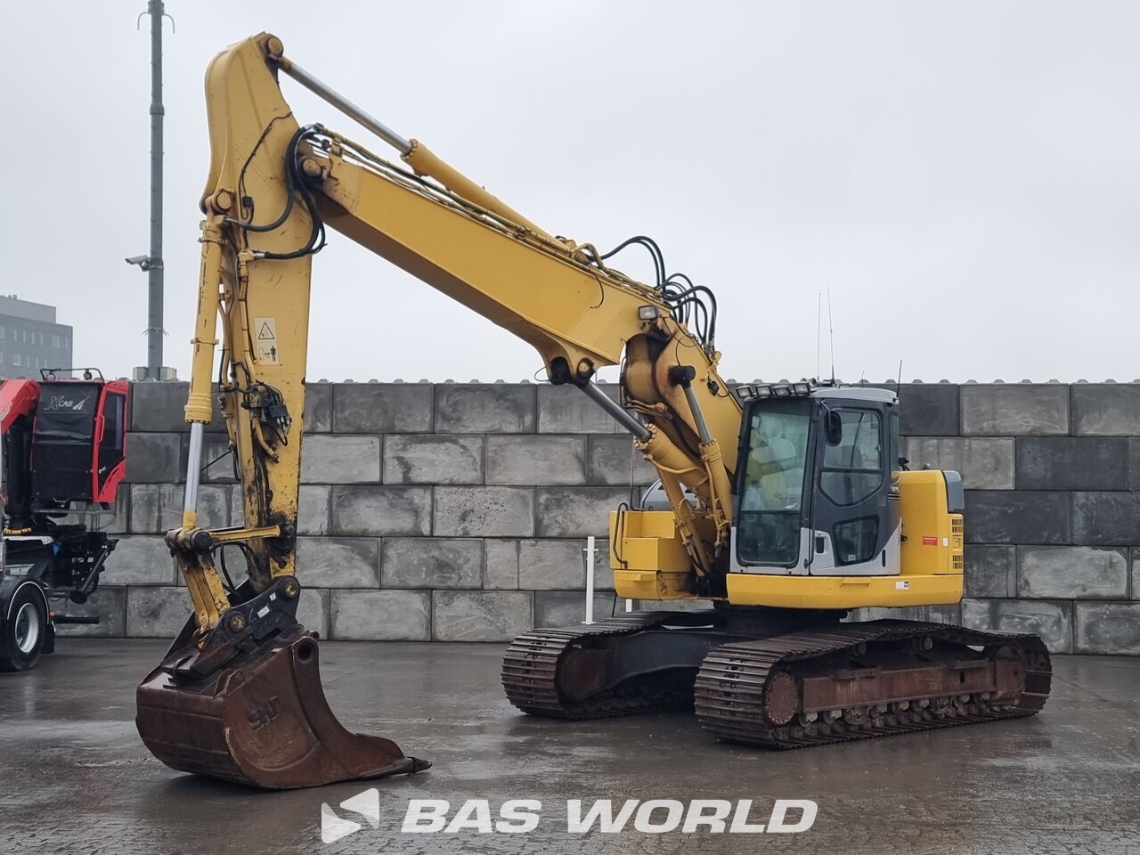 Front left : Komatsu PC228 US LC Pelle sur chenilles