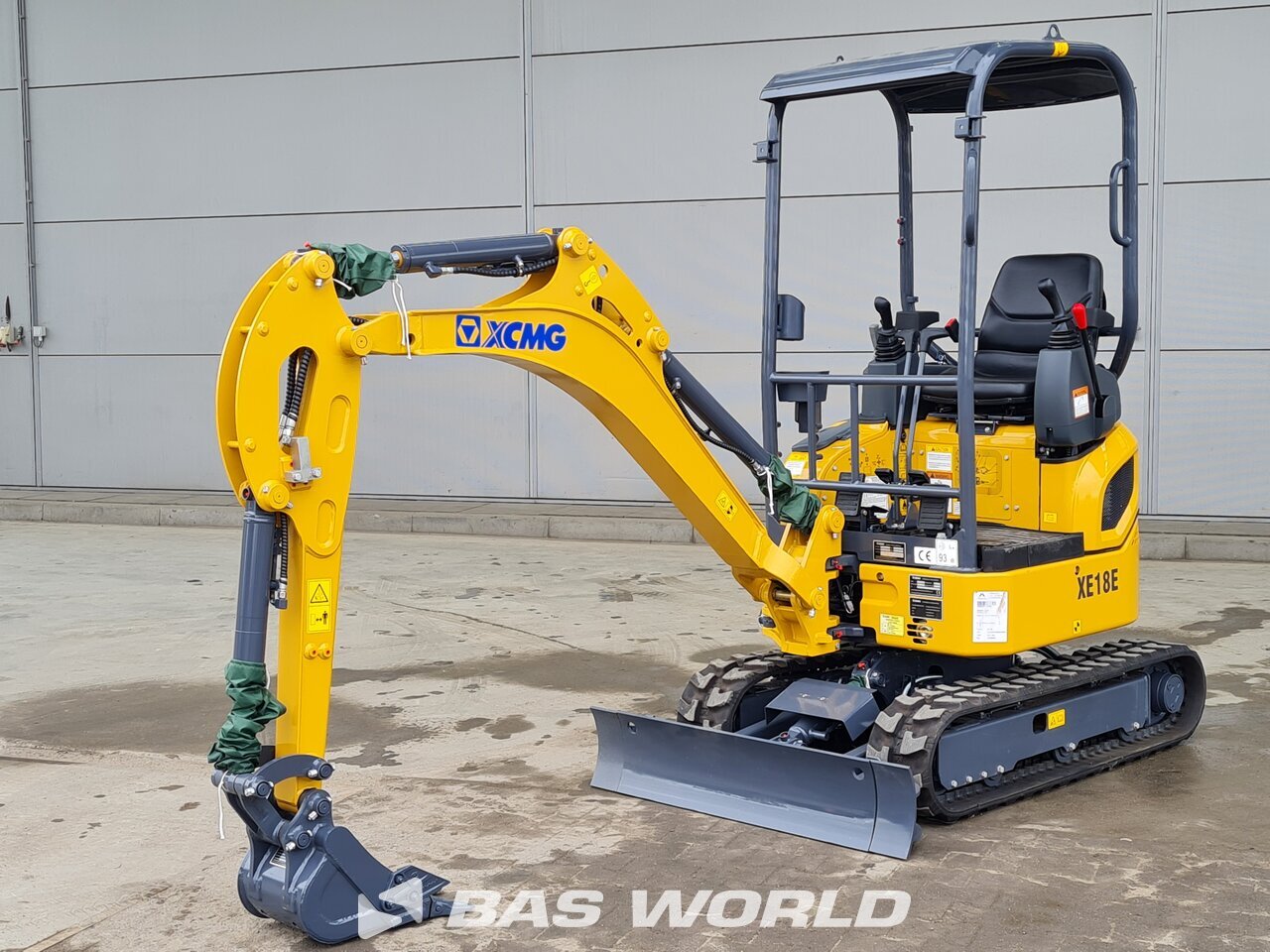 Front left : XCMG XE18 E Mini pelle <10t