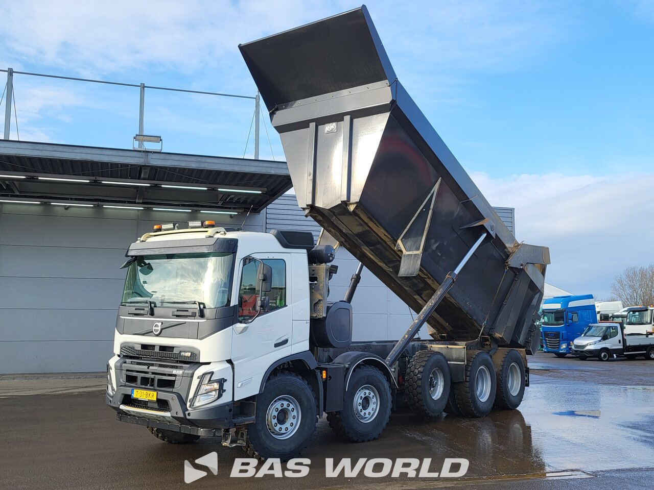 Front left : Volvo FMX 460 10X4 AJK Camion Benne