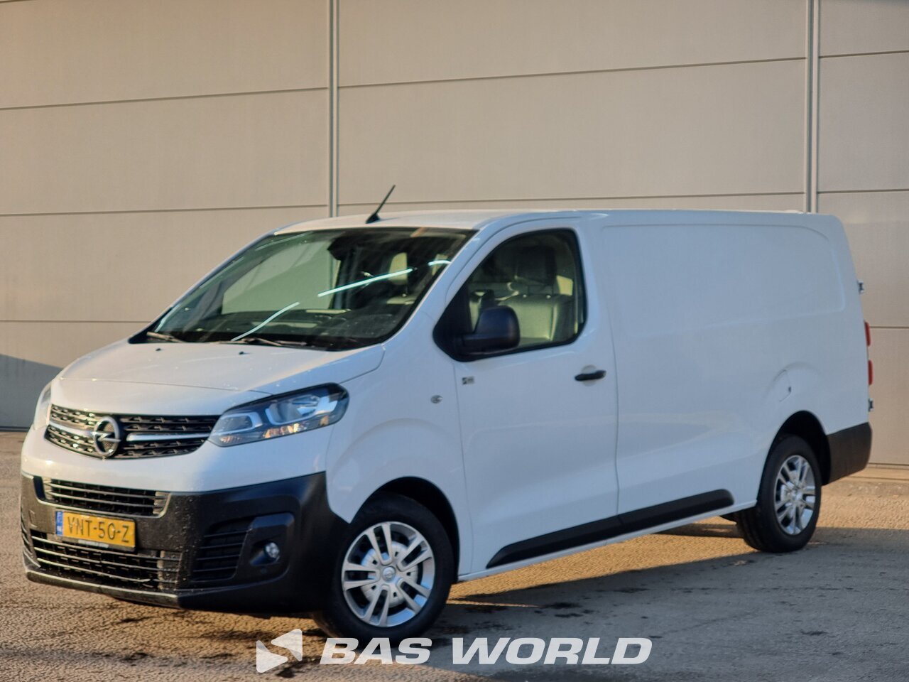 Front left : Opel Vivaro 145PK Fourgons utilitaires