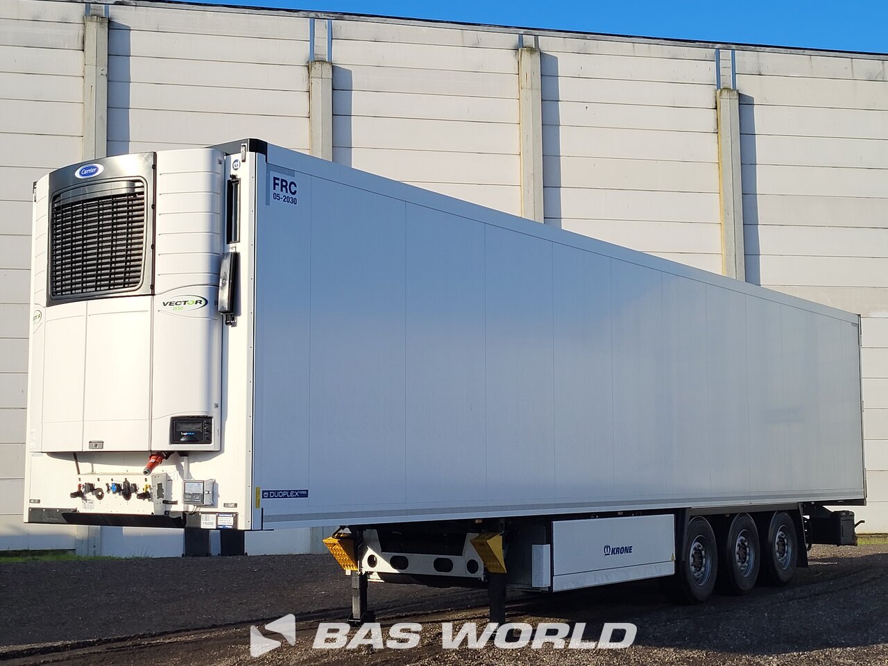 Front left : Krone Carrier Vector 1550 Semi-remorque frigorifique