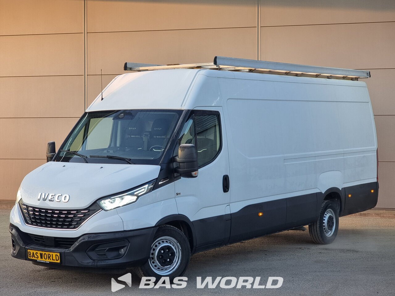 Front left : Iveco Daily 35S14 Fourgons utilitaires