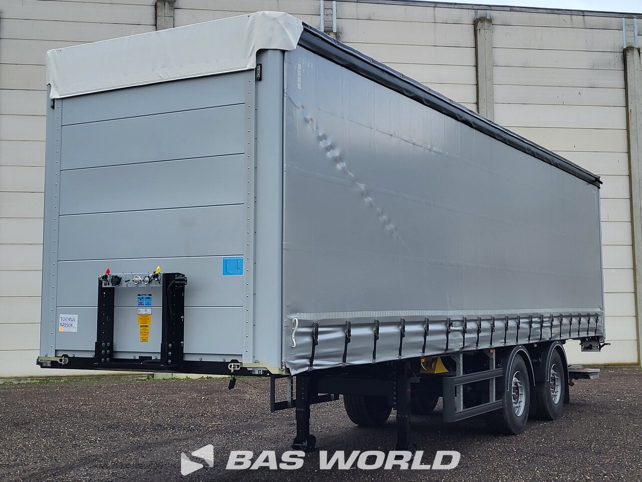 Front left : System Trailers Semi-remorques rideaux coulissants