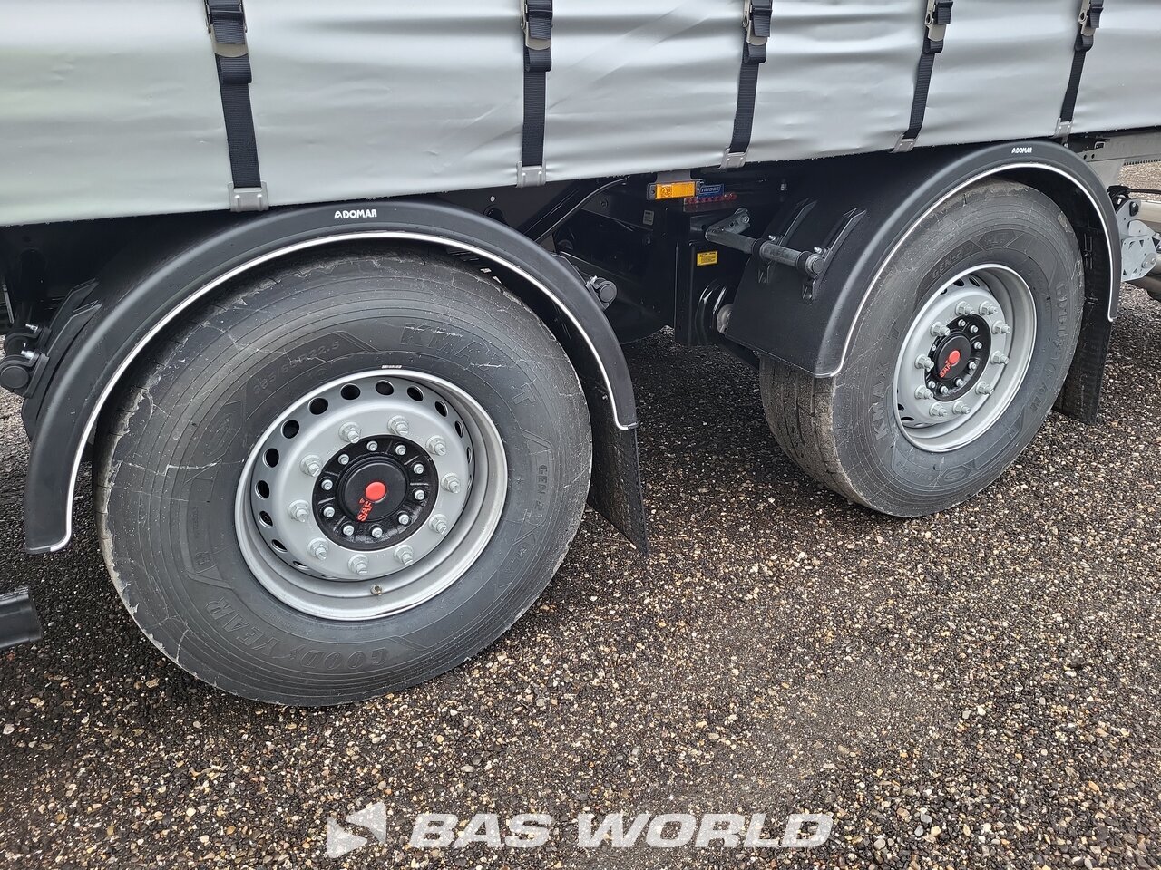 Back right : System Trailers Semi-remorques rideaux coulissants