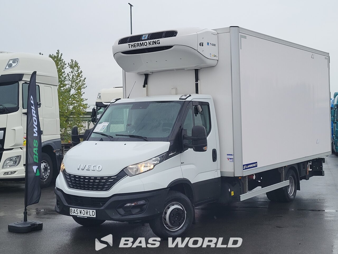 Front left : Iveco frigorifique fermé