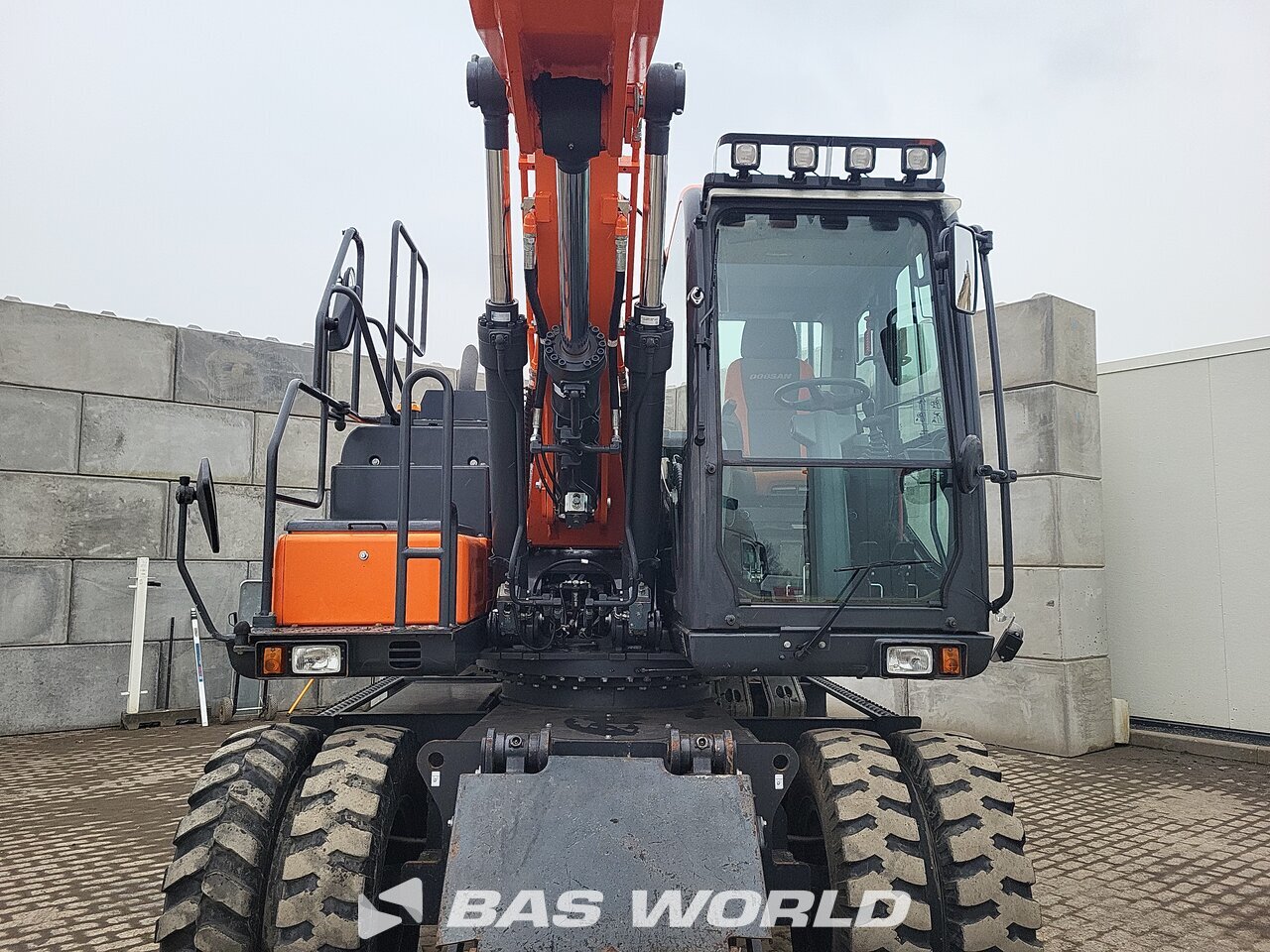 Other : Doosan DX140 W-5 Pelle sur pneus