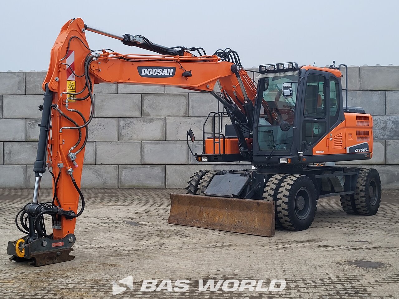 Front left : Doosan DX140 W-5 Pelle sur pneus