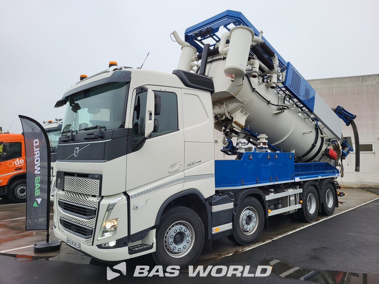 Front left : Volvo FH 500 8X4 Aryan camion aspirateur