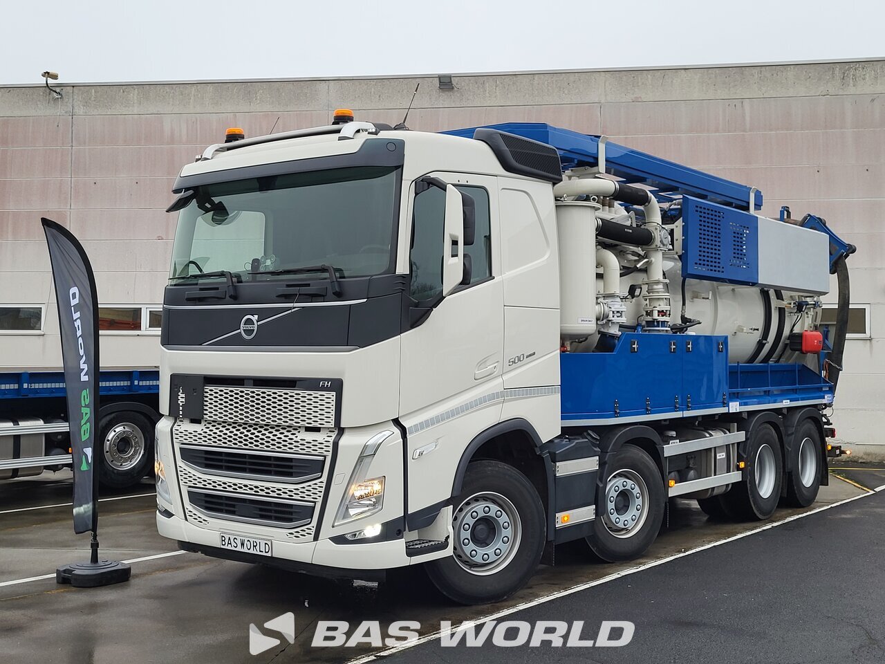 Front left : Volvo FH 500 8X4 Aryan camion aspirateur