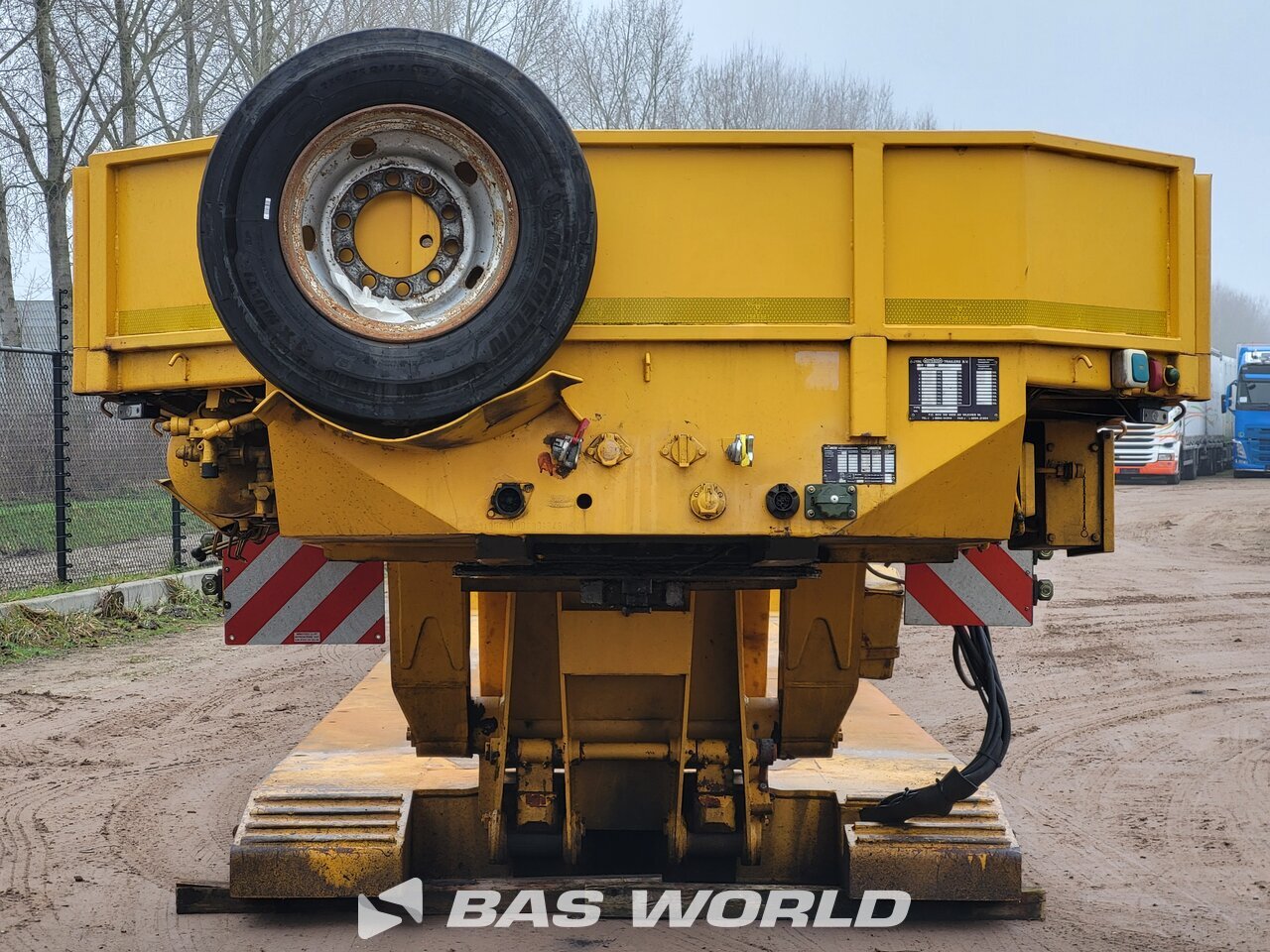 Front : Nooteboom Semi-remorques porte engins