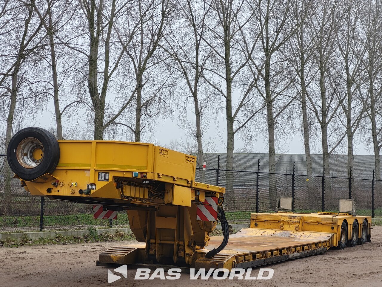 Front left : Nooteboom Semi-remorques porte engins