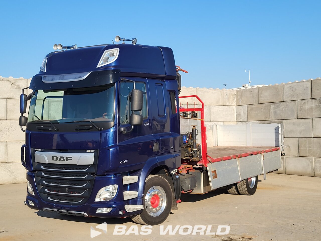 Front left : DAF CF 530 4X2 Camion plateaux
