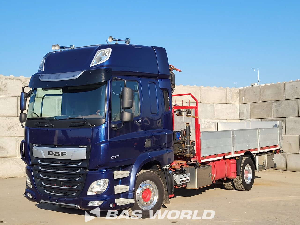 Front left : DAF CF 530 4X2 Camion plateaux